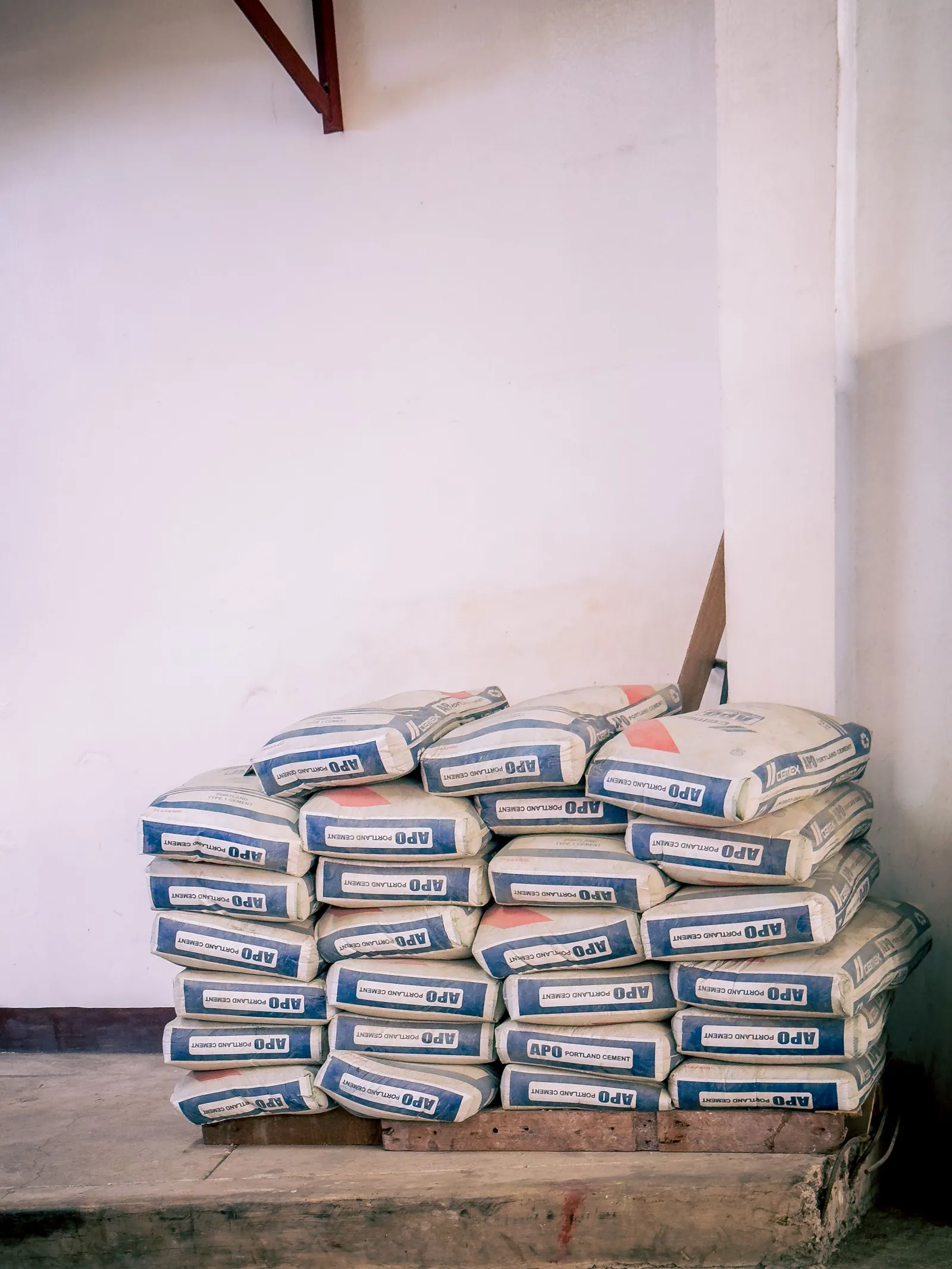 Tumpukan karung di gudang
