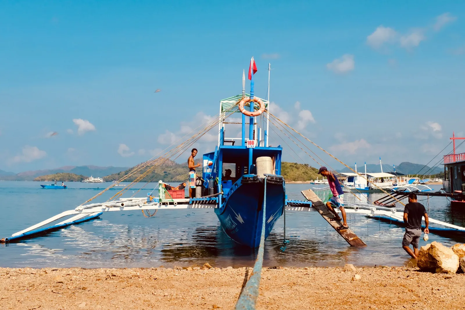 Perahu nelayan tradisional di pantai Indonesia
