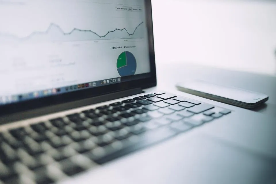 Laptop menampilkan grafik dan diagram lingkaran