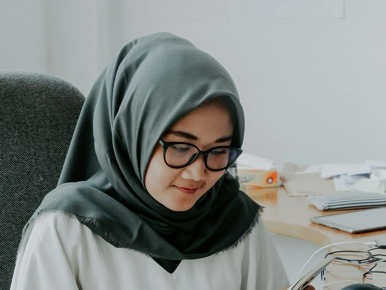 Peserta berhijab membaca materi pelatihan