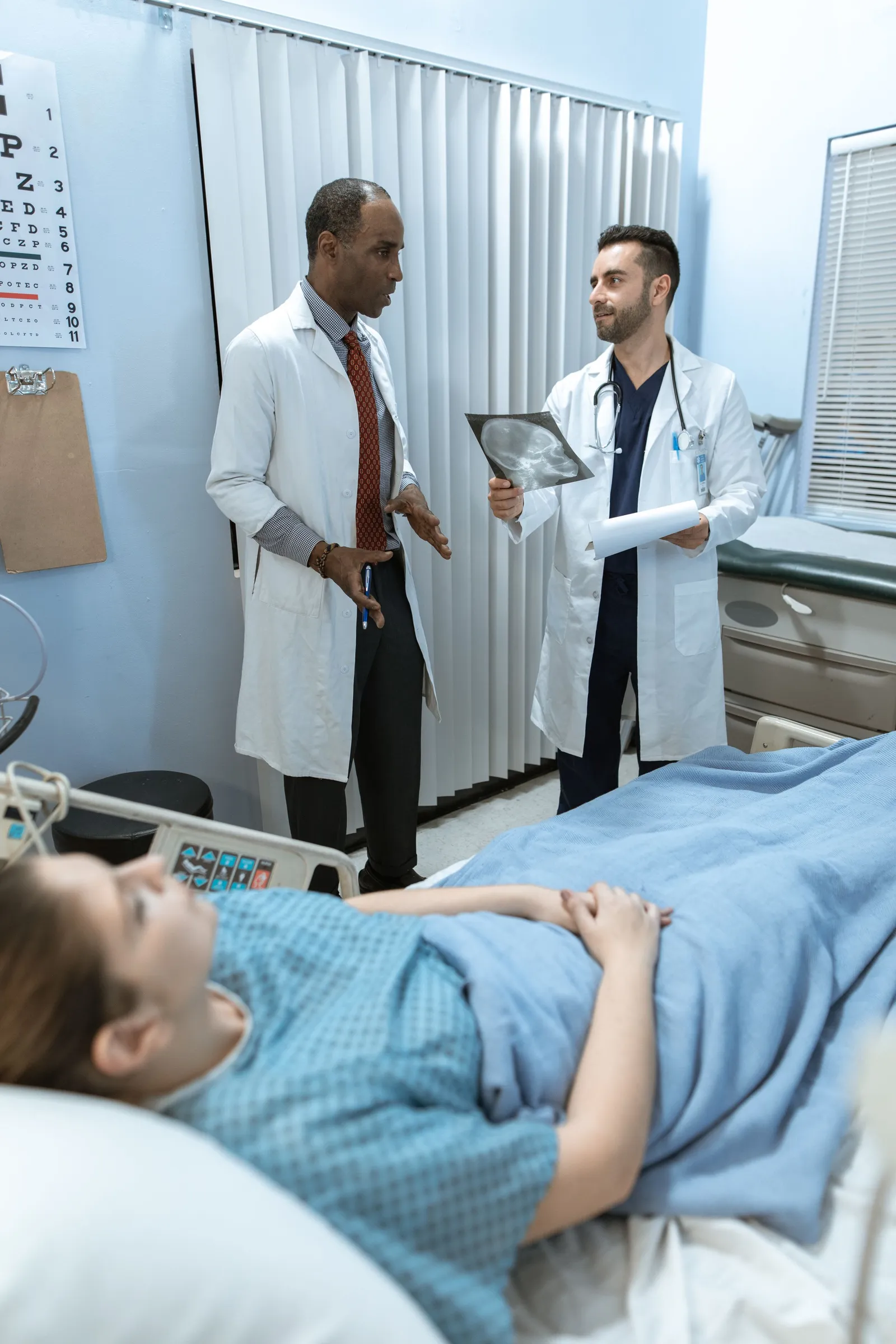 Dokter berdiskusi di ruang rawat