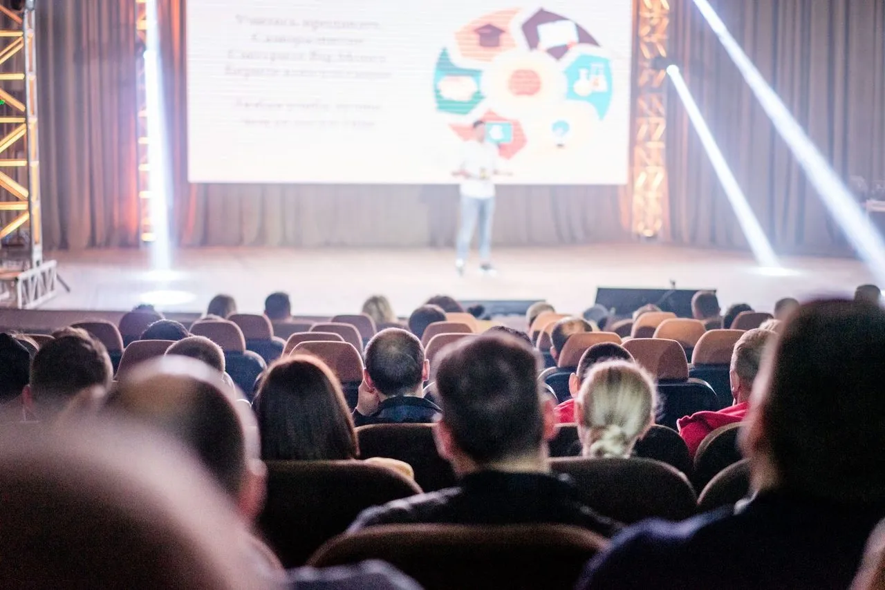 Peserta menyimak pemateri di aula seminar