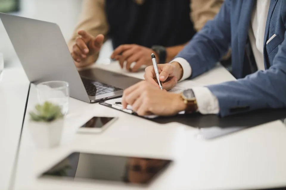 Peserta mencatat sambil membandingkan data di laptop