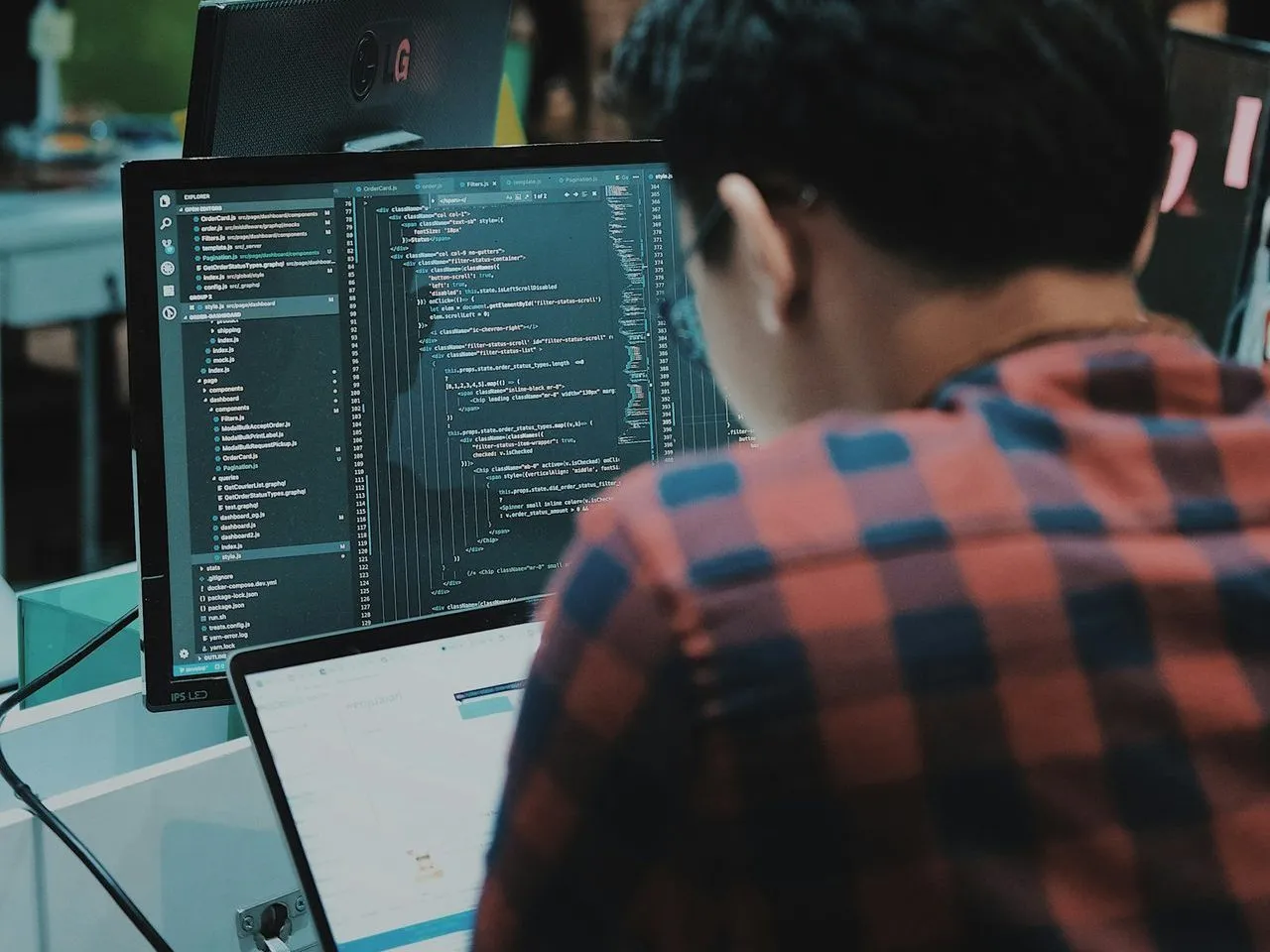 Programmer menulis kode di ruang kerja bersama