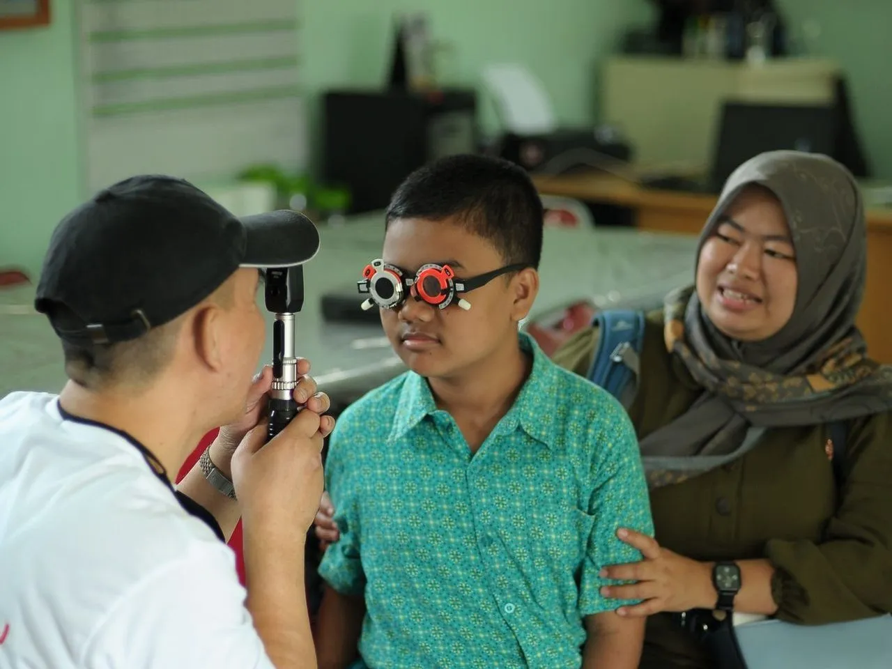 Pemeriksaan mata pasien anak di klinik