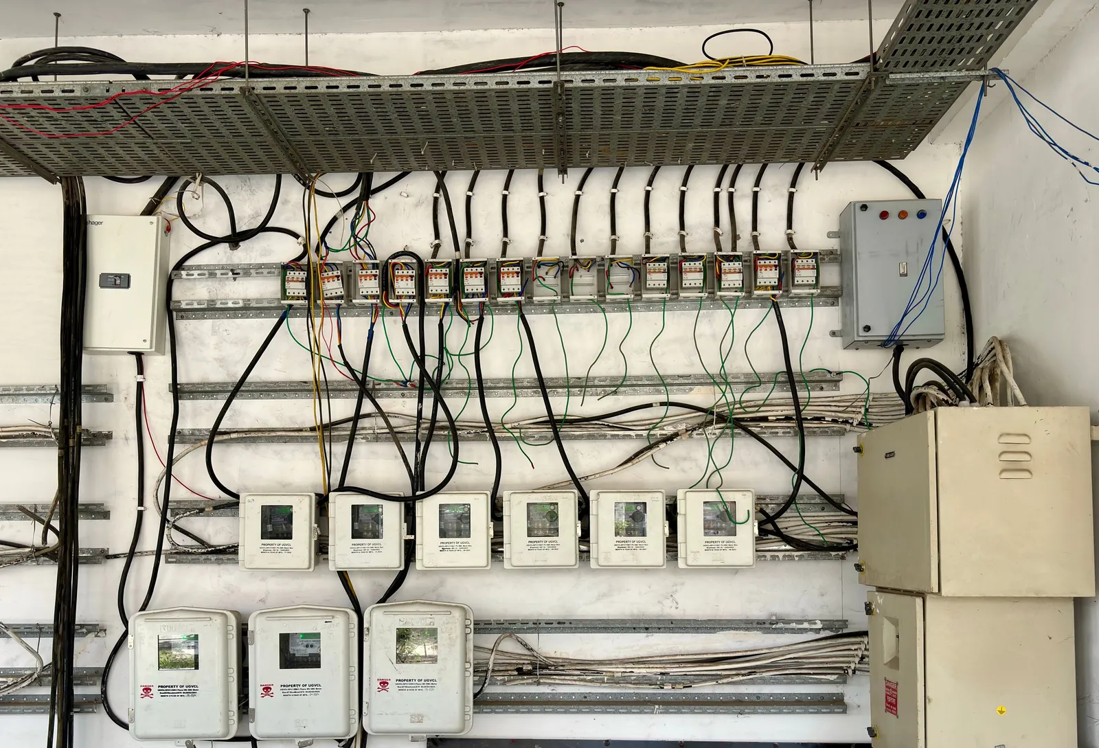 Kabel dan kotak listrik terpasang di dinding