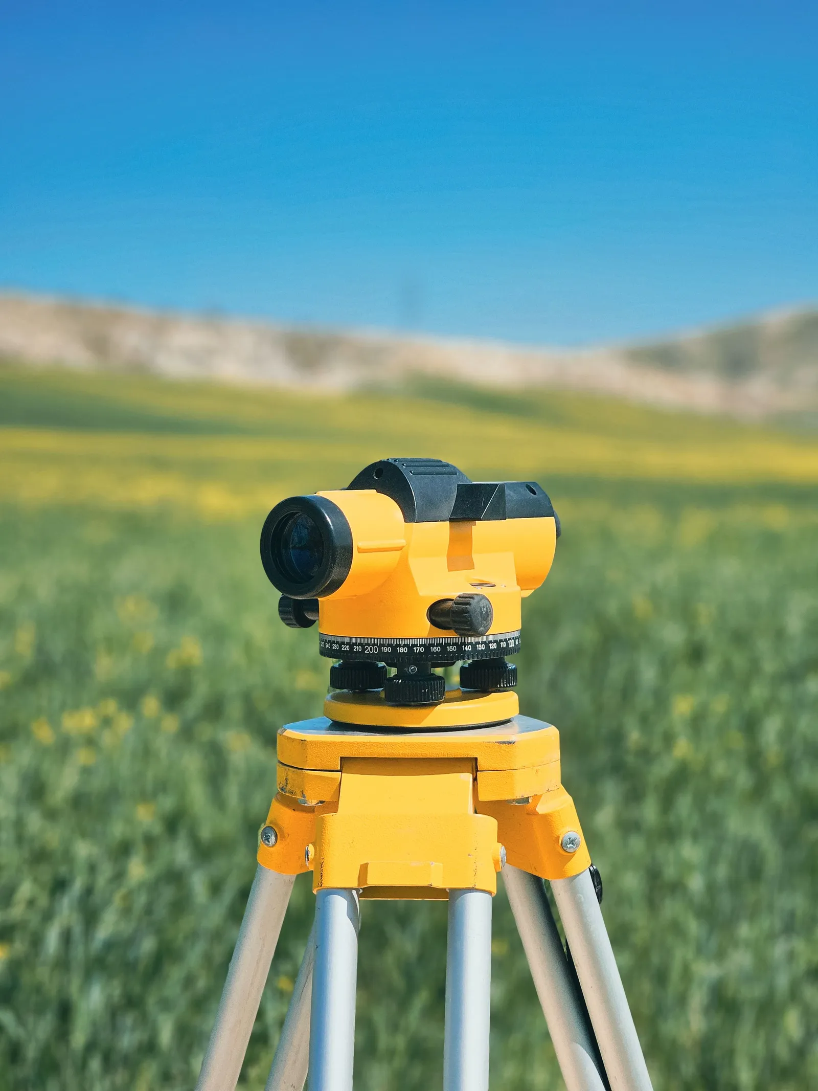 Alat ukur sipat datar di atas tripod