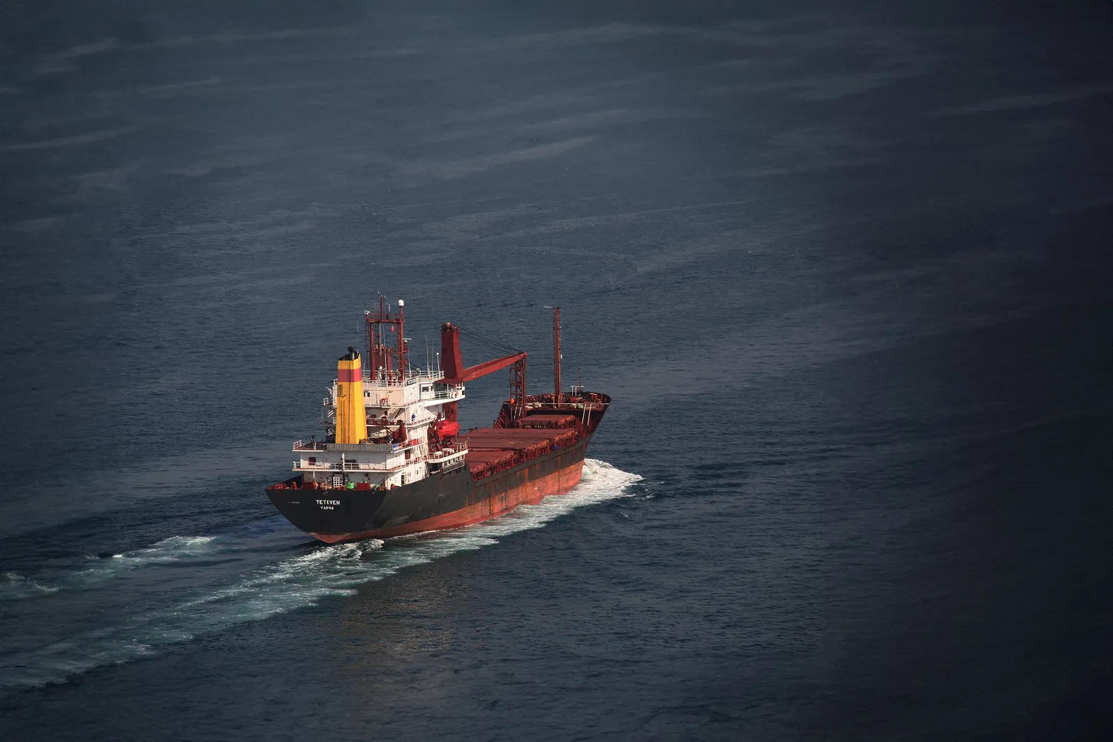 Kapal kargo berlayar di laut lepas