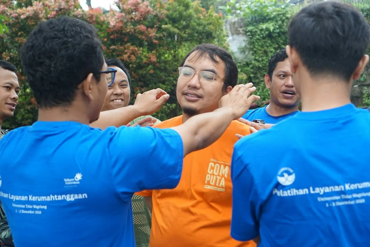 Peserta pelatihan bersorak bersama dalam kegiatan tim