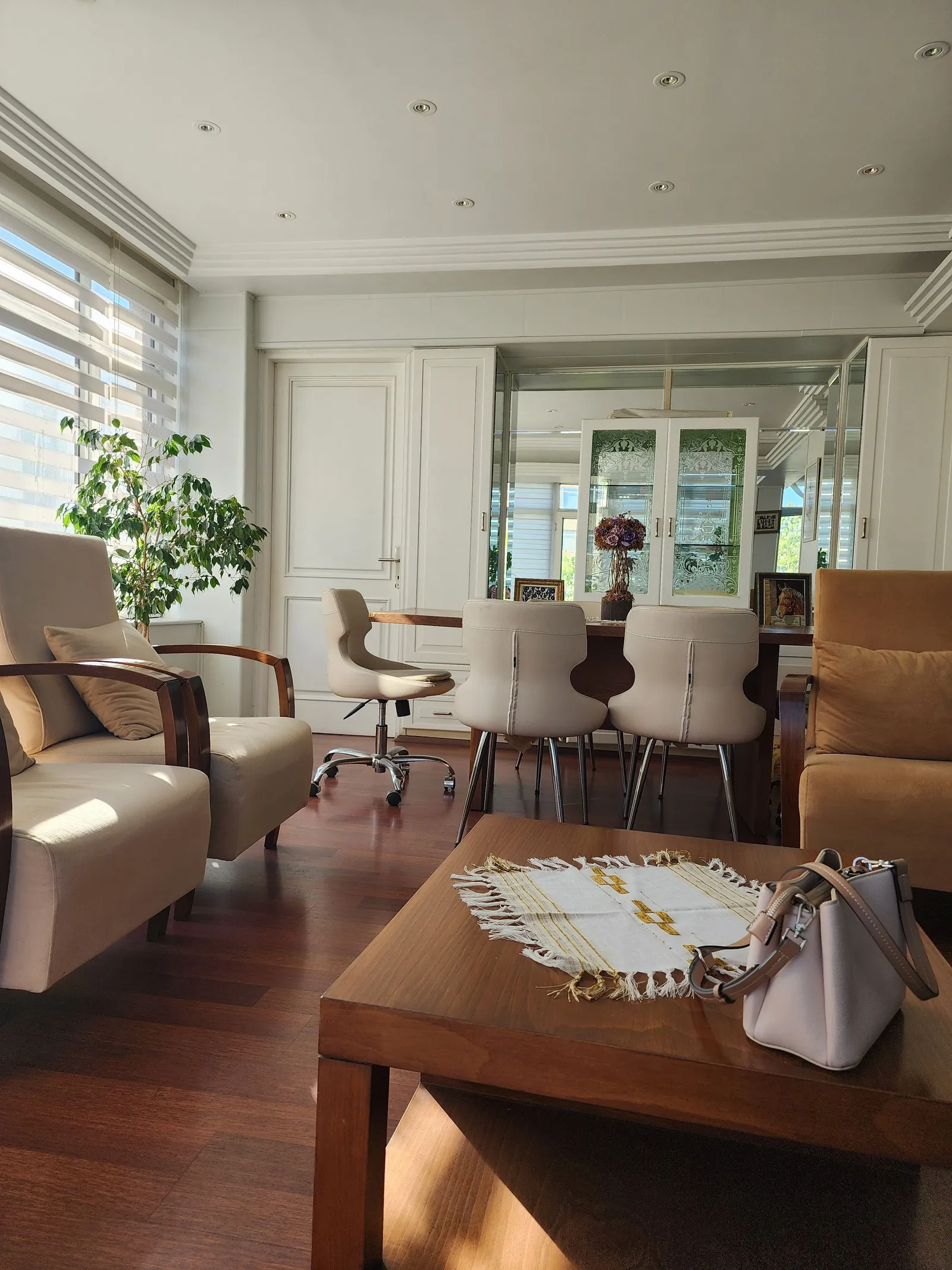 Ruang kantor dengan furnitur kayu
