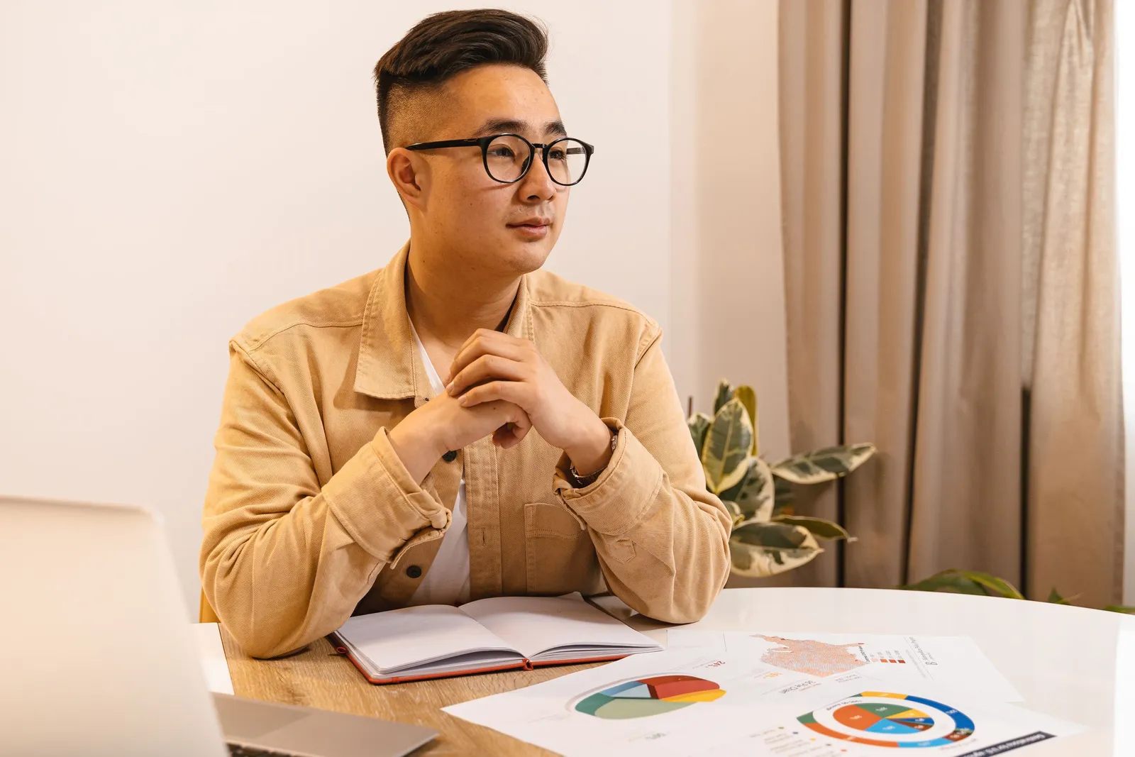 Pria meninjau dokumen bergrafik di meja