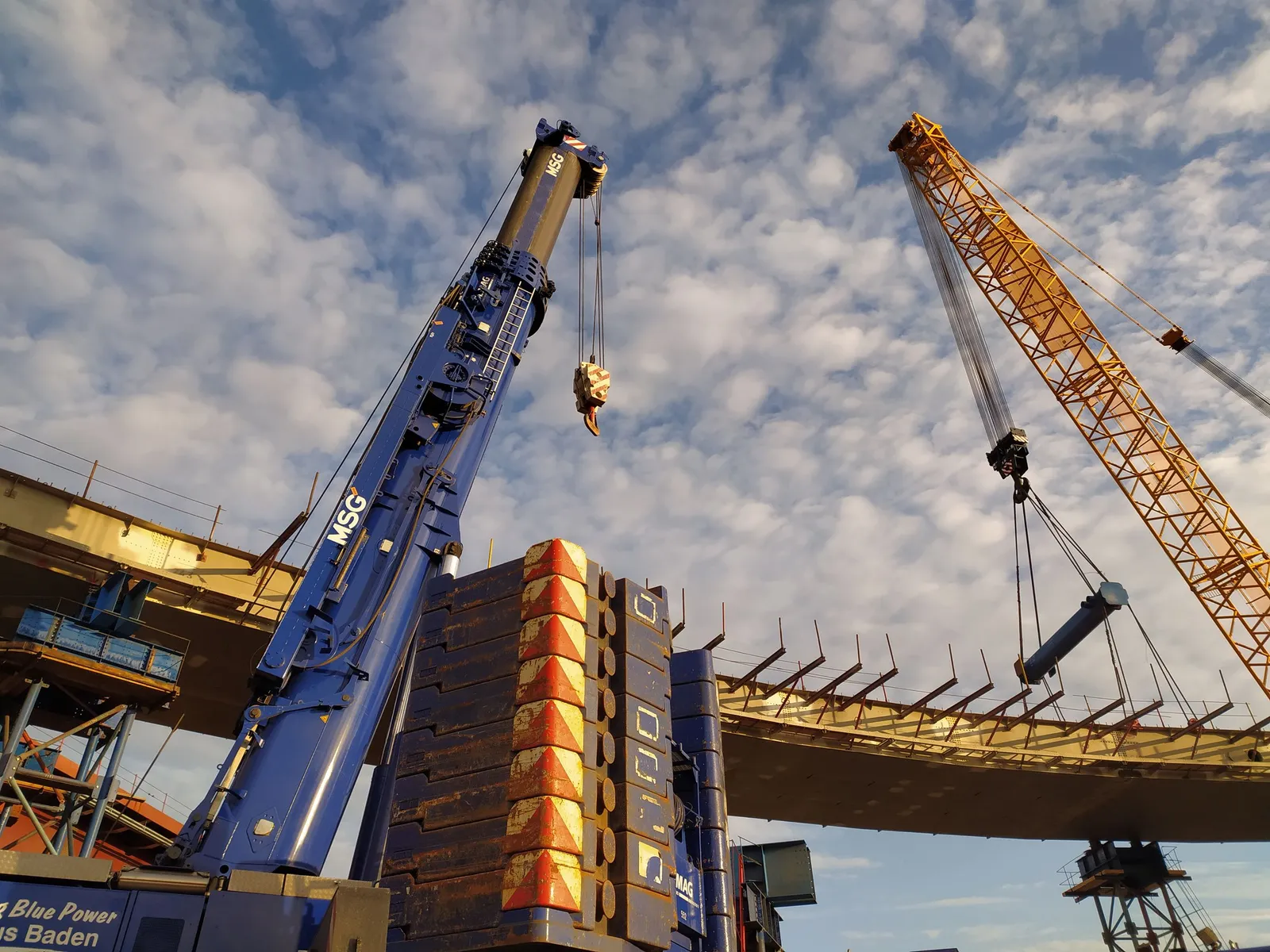 Crane di lokasi proyek konstruksi