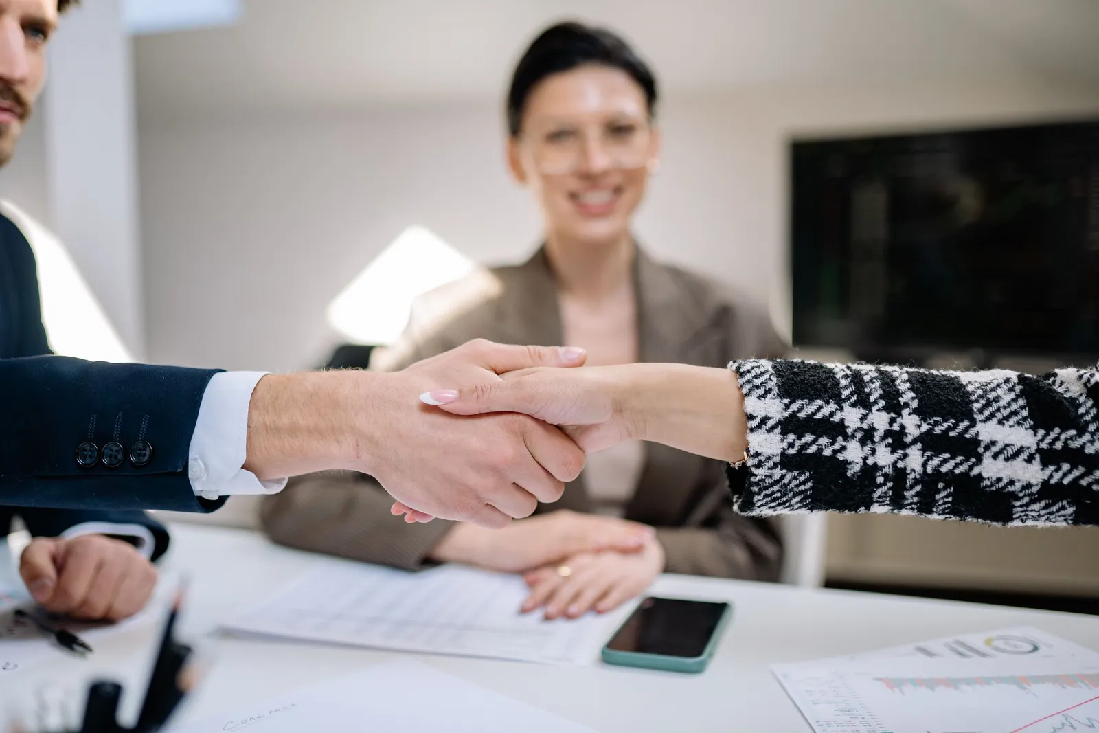 Jabat tangan setelah pertemuan bisnis