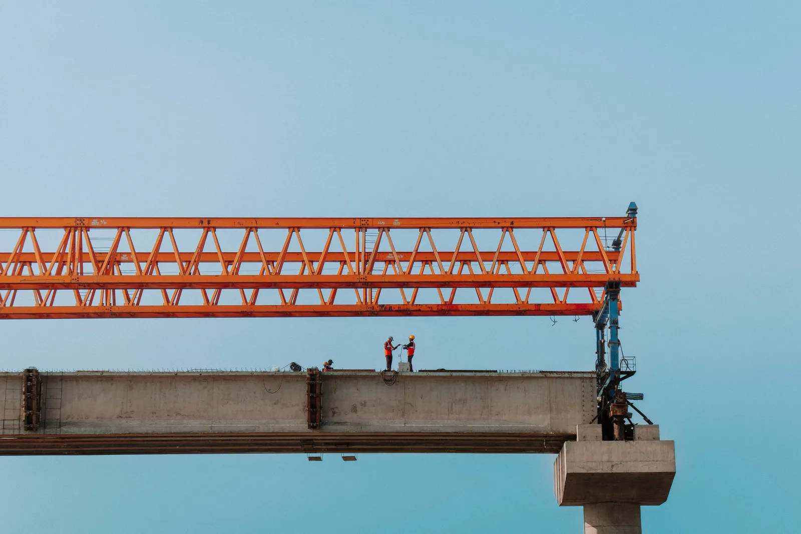 Pekerja di atas gelagar jembatan yang sedang dibangun
