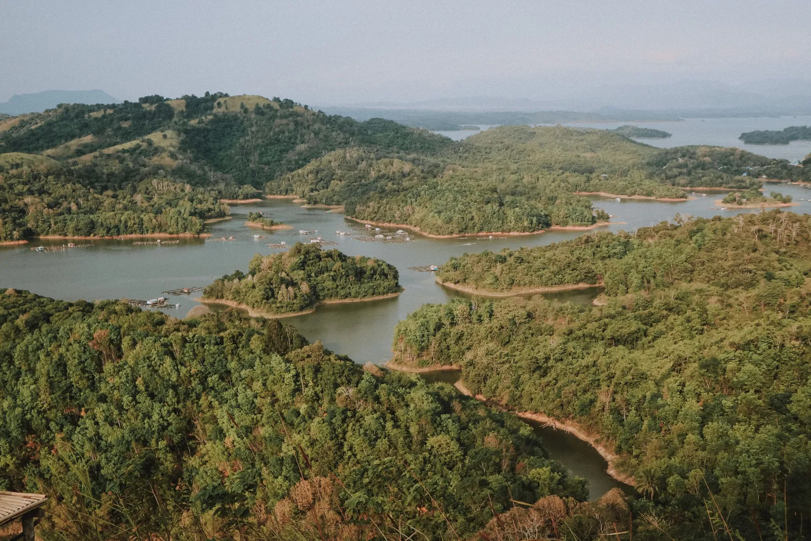 Perairan di antara perbukitan berhutan dilihat dari udara