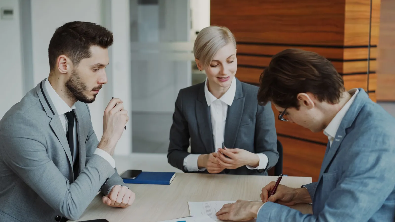 Tim rapat di meja kantor