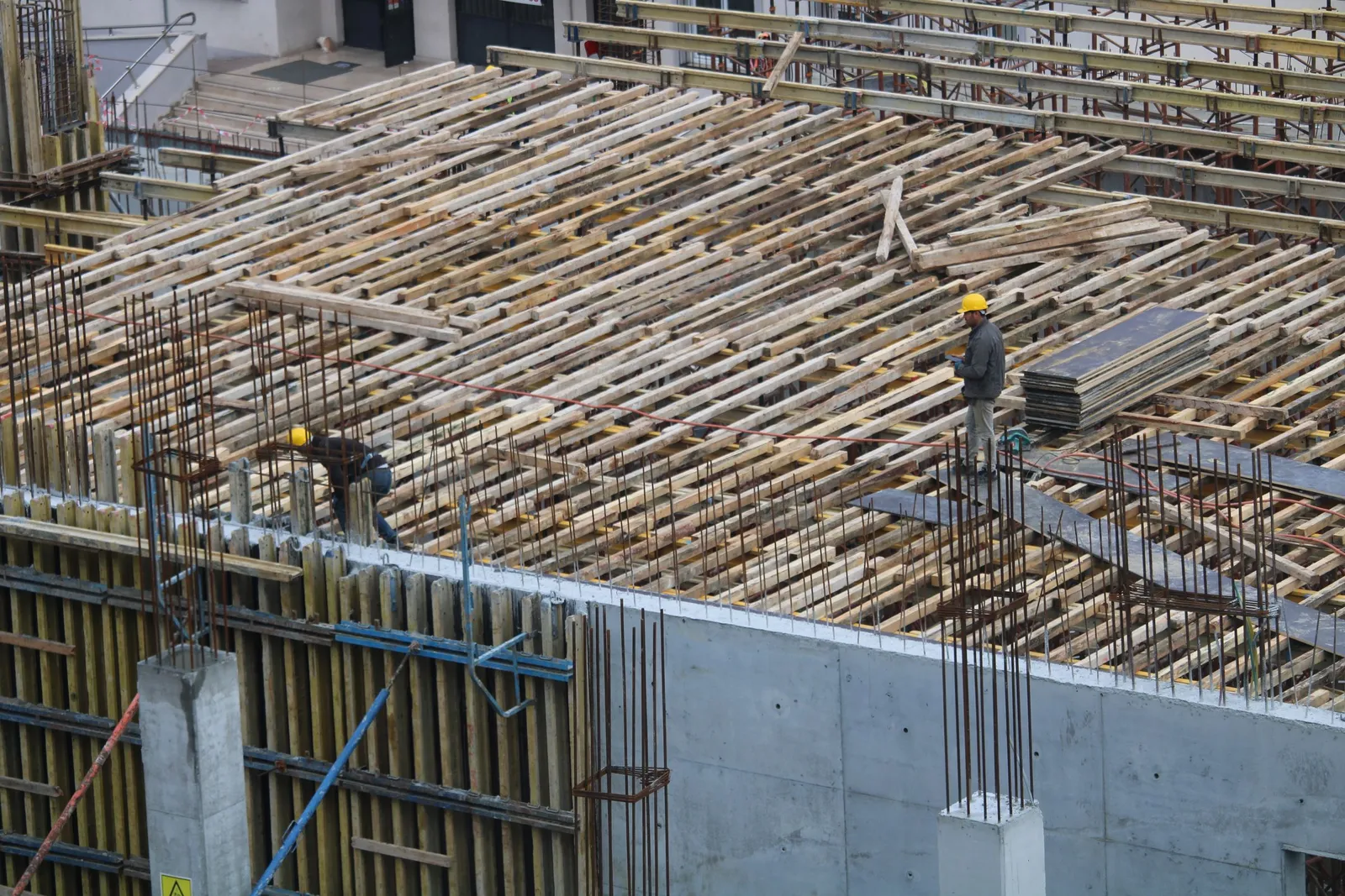 Pekerja di lokasi konstruksi bangunan