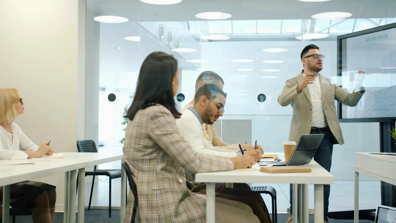 Presentasi dalam rapat kantor modern