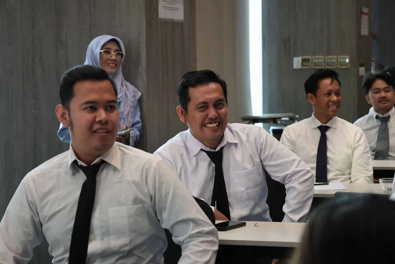 Peserta berkemeja putih mengikuti sesi diskusi di ruang pelatihan