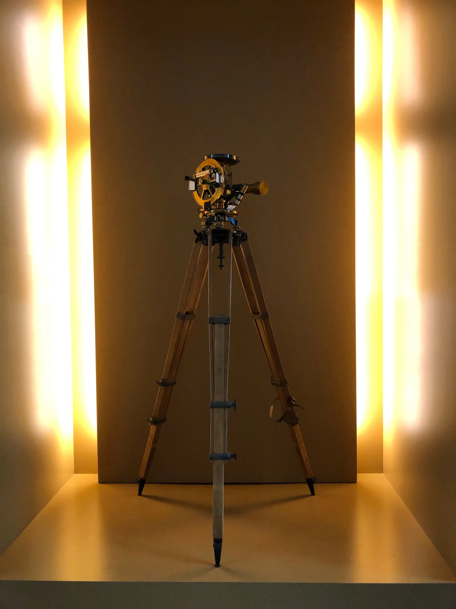 Teodolit di atas tripod