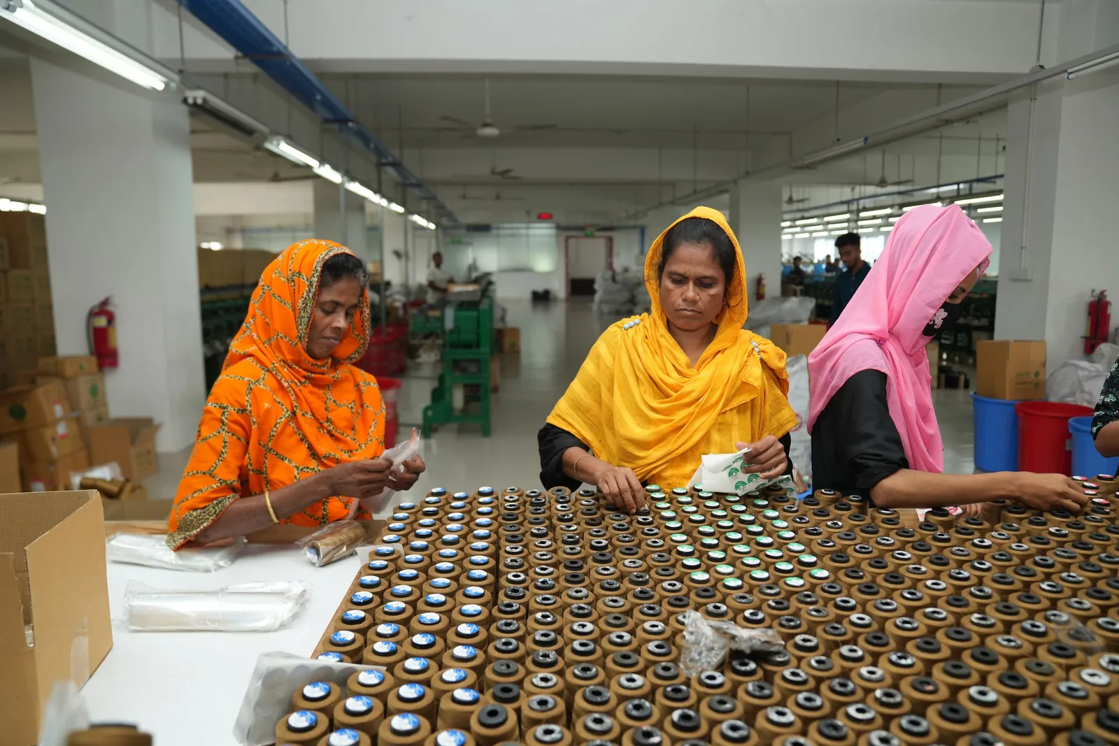 Pekerja perempuan di jalur produksi pabrik