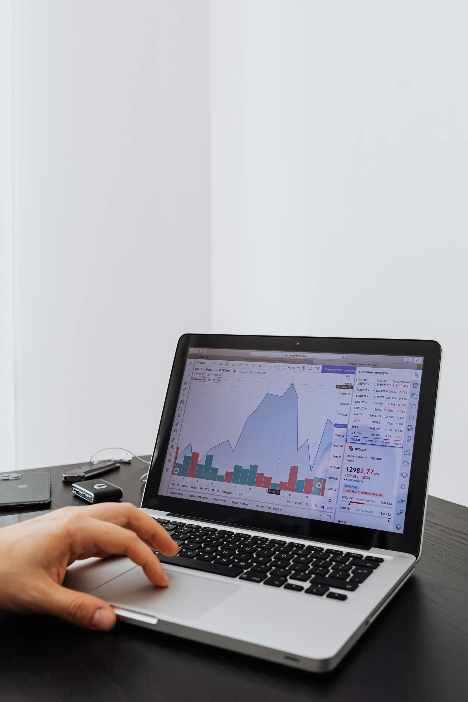 Grafik data di layar laptop