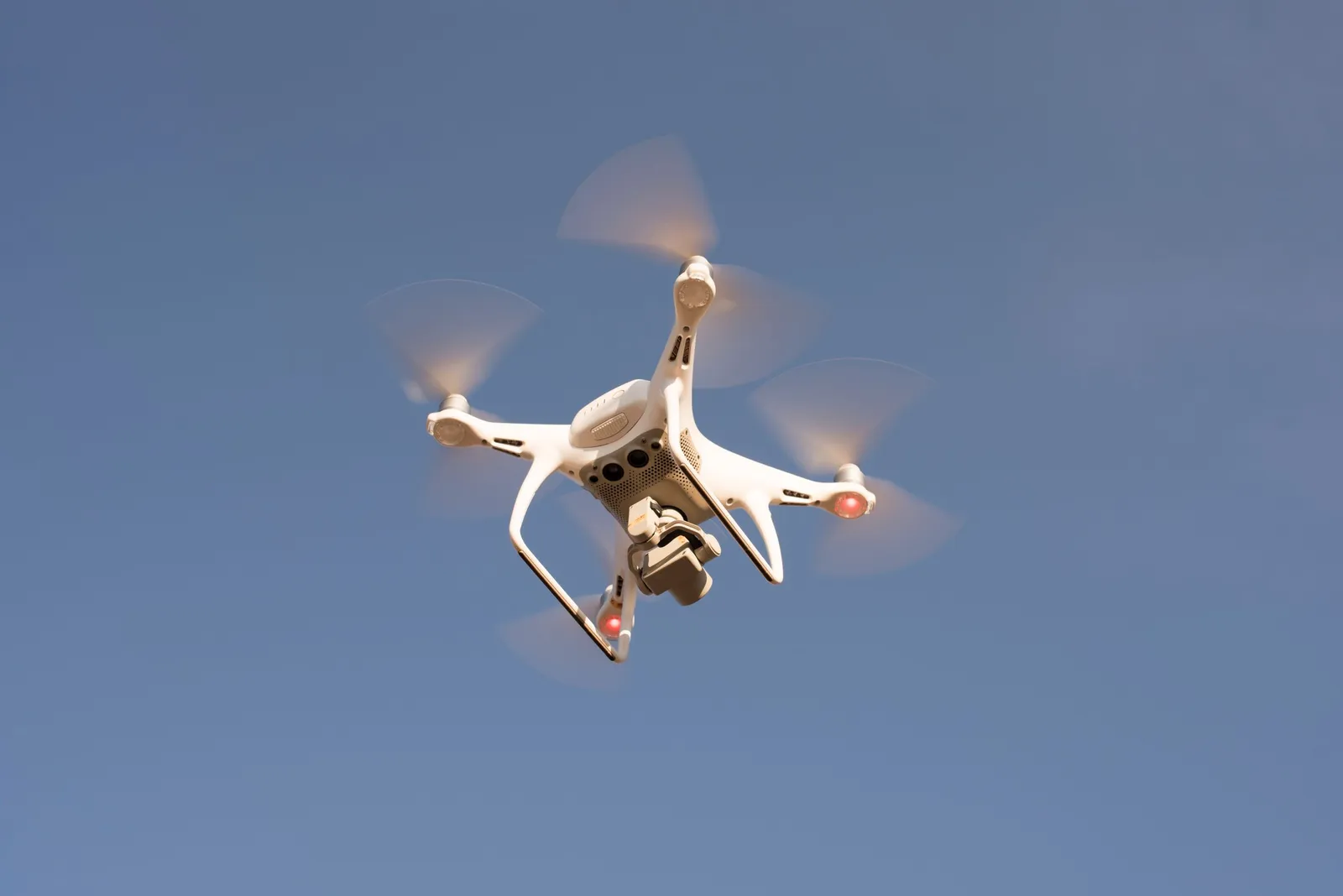 Drone terbang di langit
