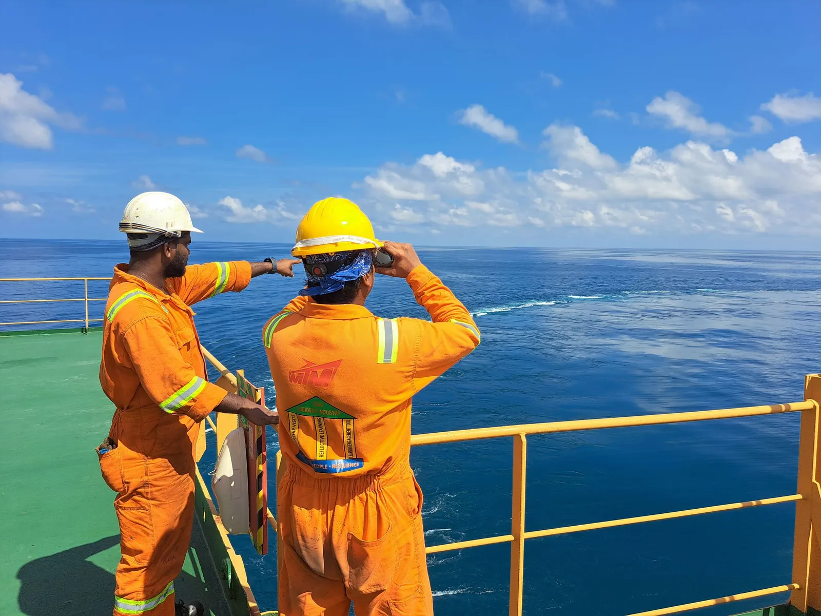 Pekerja migas berseragam oranye di anjungan lepas pantai