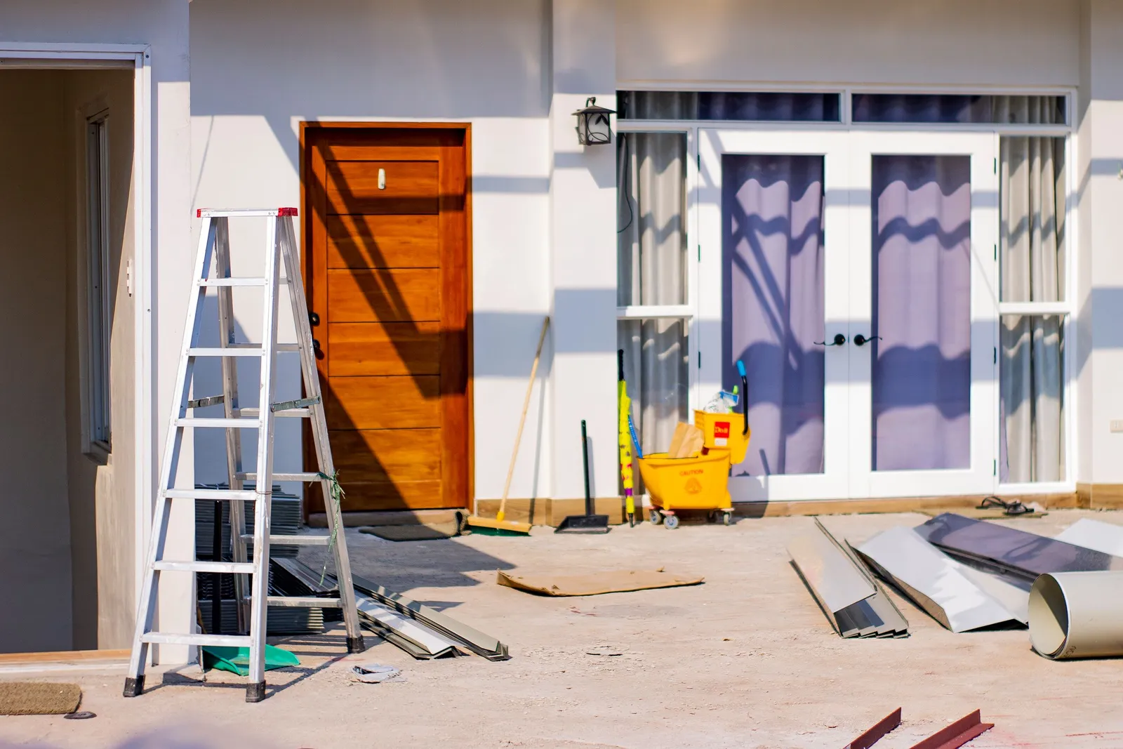 Tangga dan peralatan renovasi di depan rumah