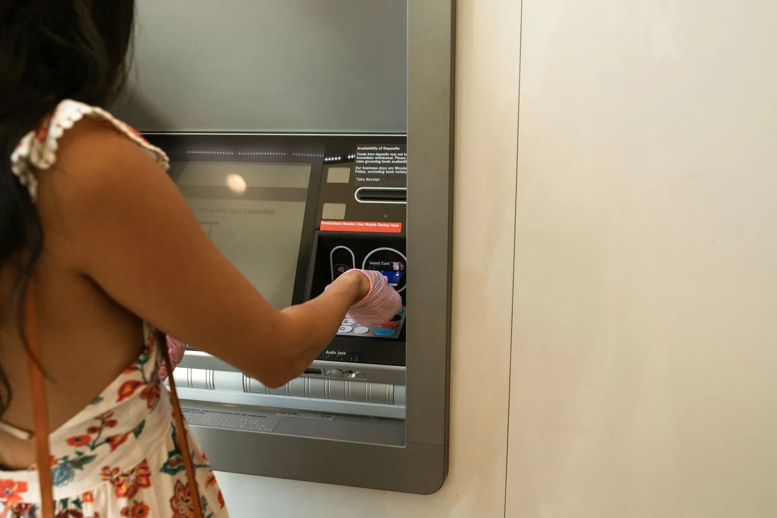 Nasabah menggunakan mesin ATM