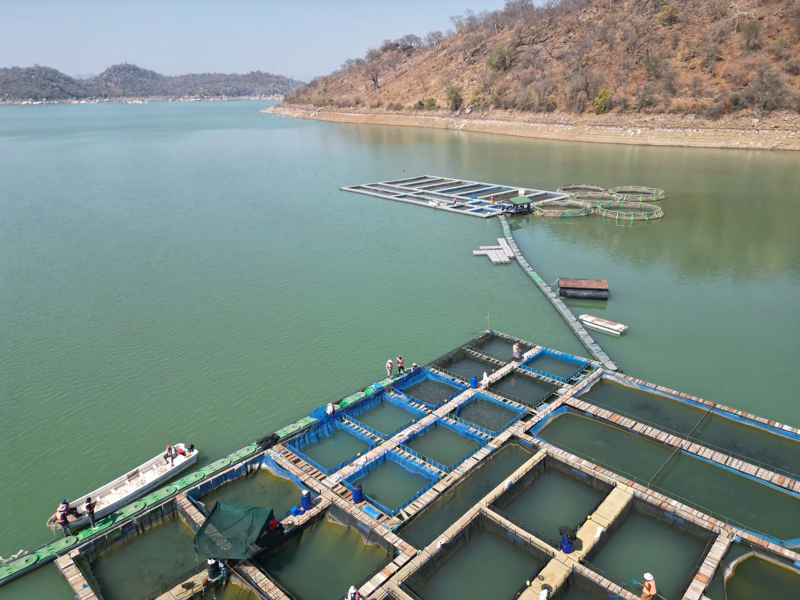 Keramba jaring apung di tepi danau