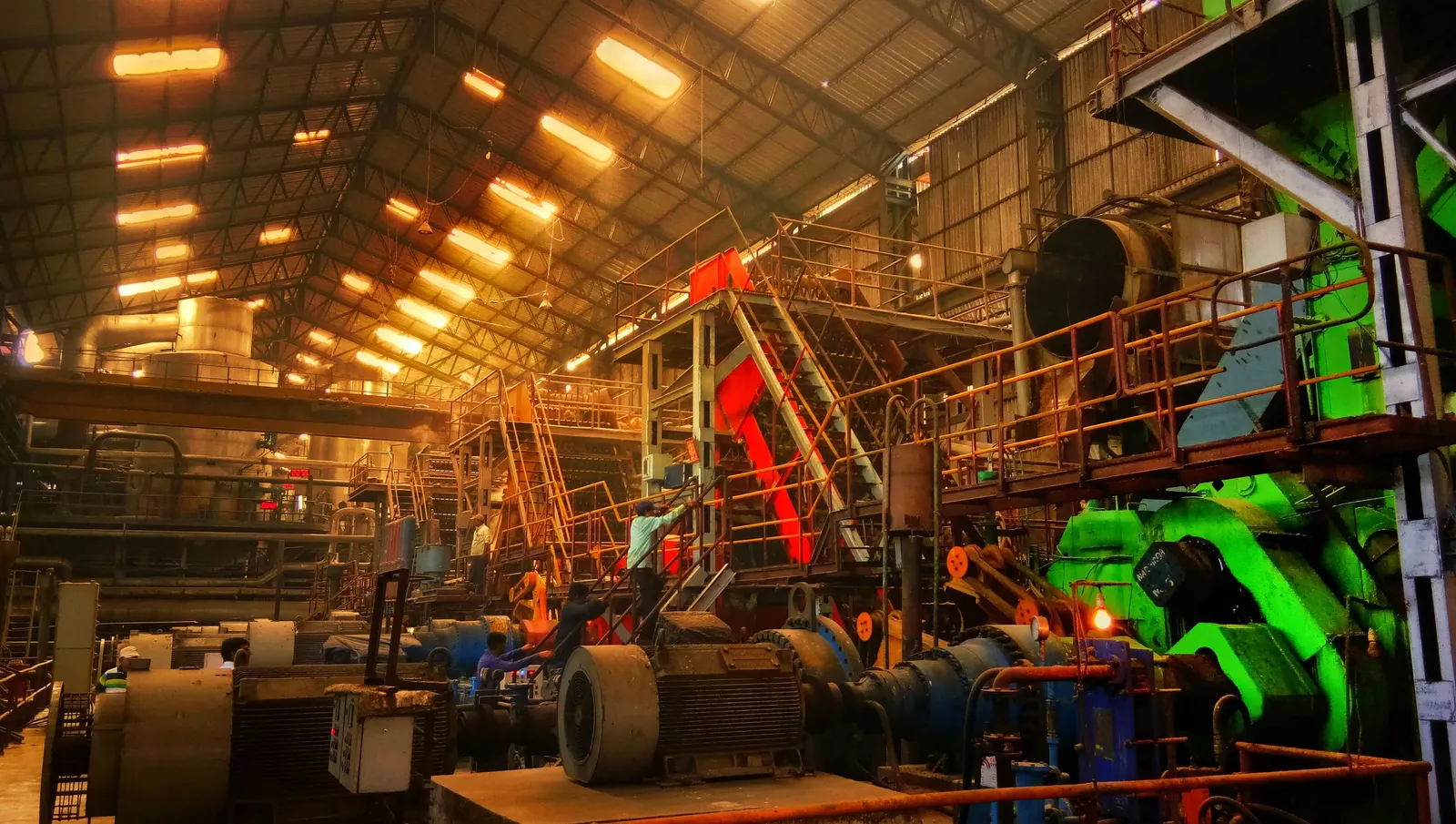 Interior pabrik dengan deretan mesin industri