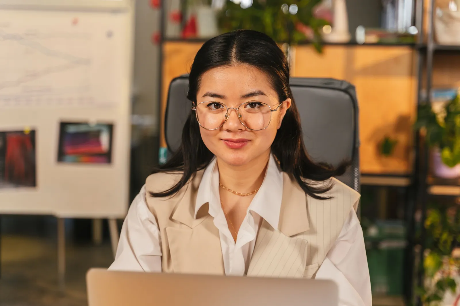 Perempuan bekerja di depan laptop di kantor