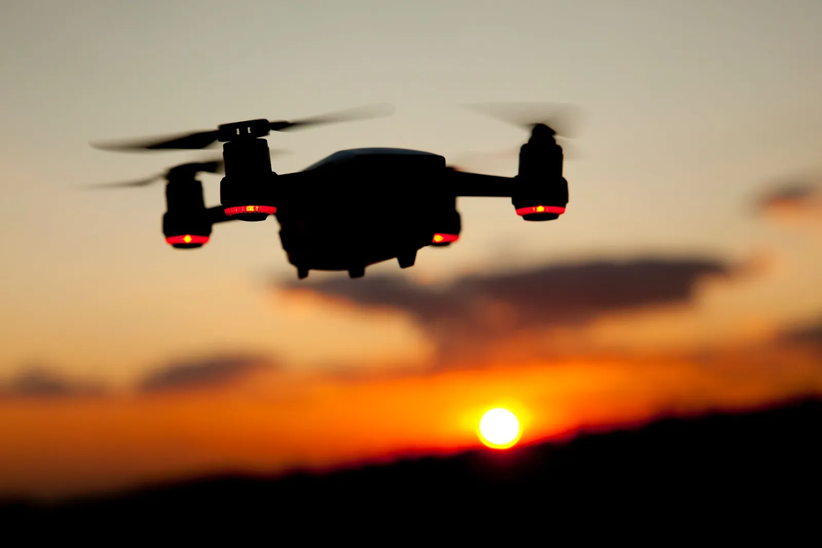 Drone terbang dengan latar senja