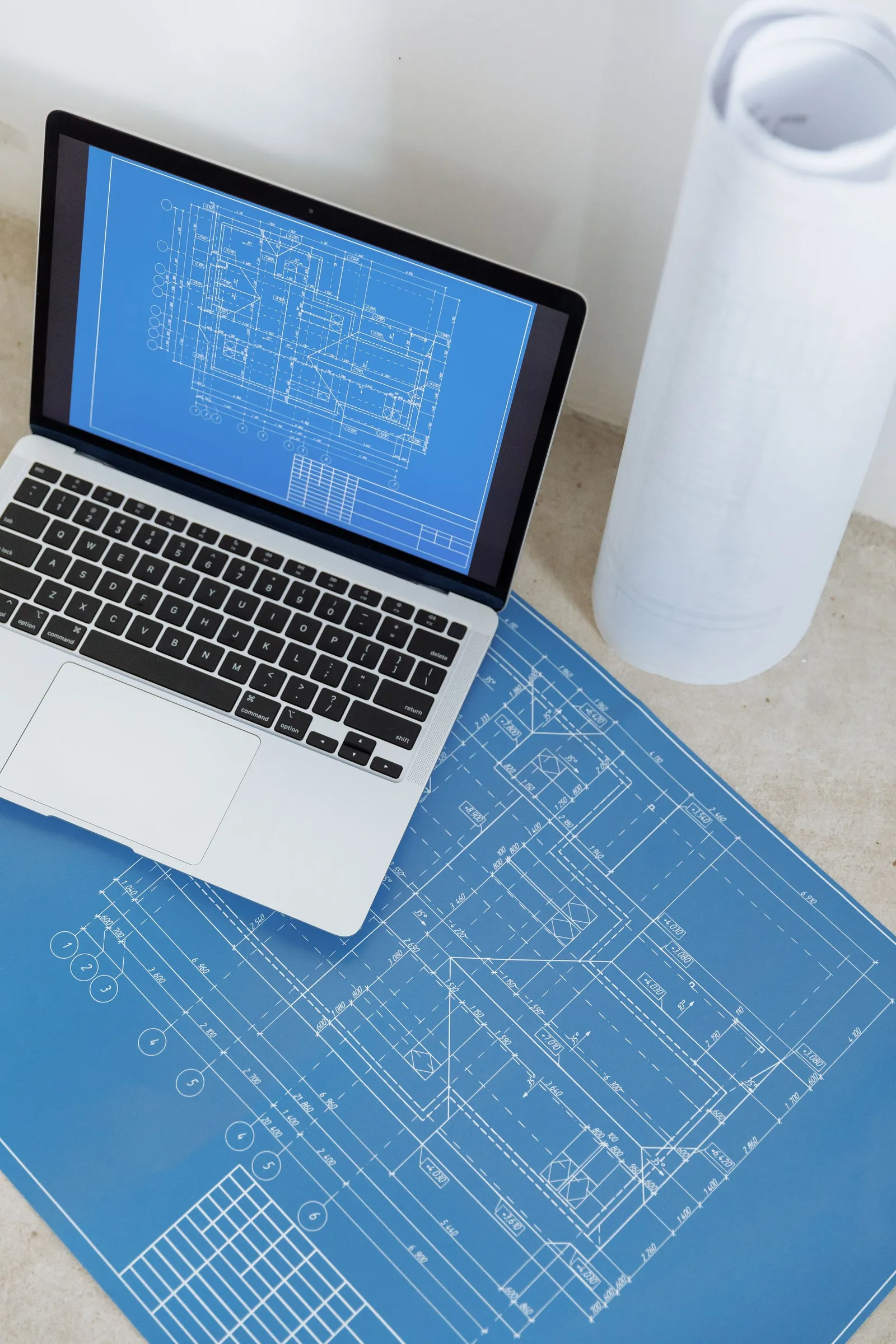 Laptop di atas gambar cetak biru
