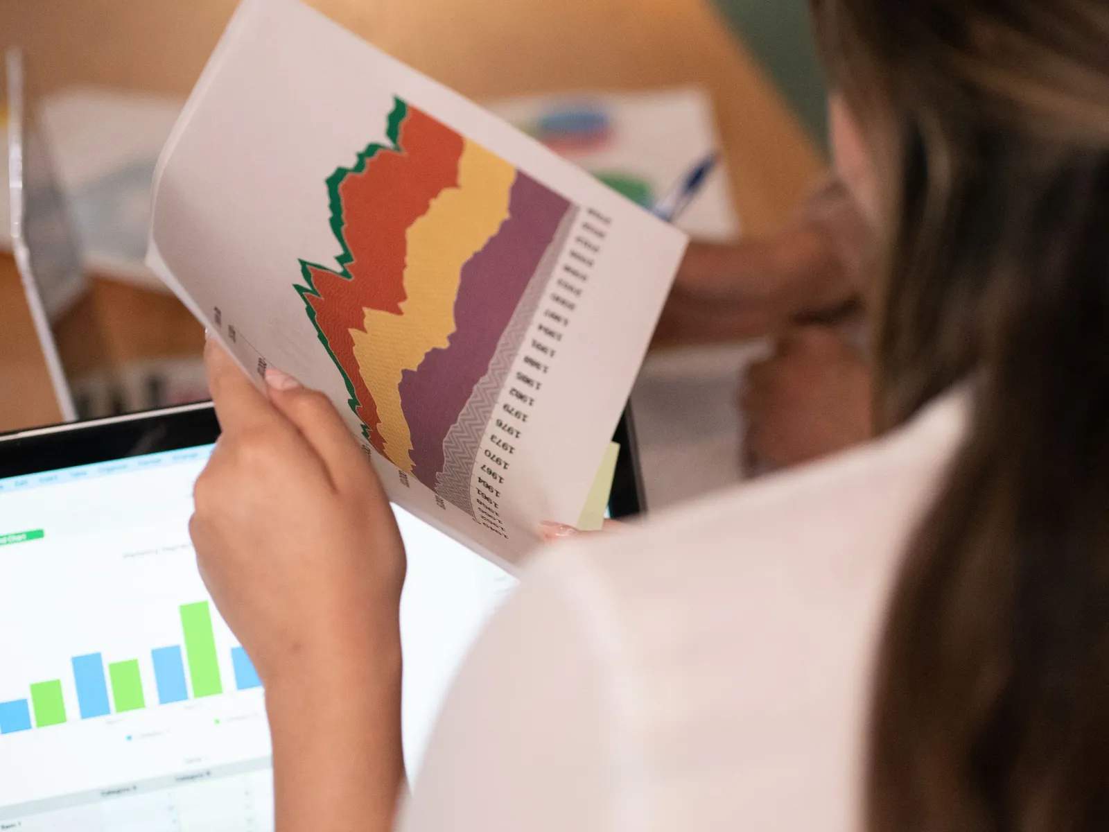 Perempuan meninjau lembar grafik di kantor