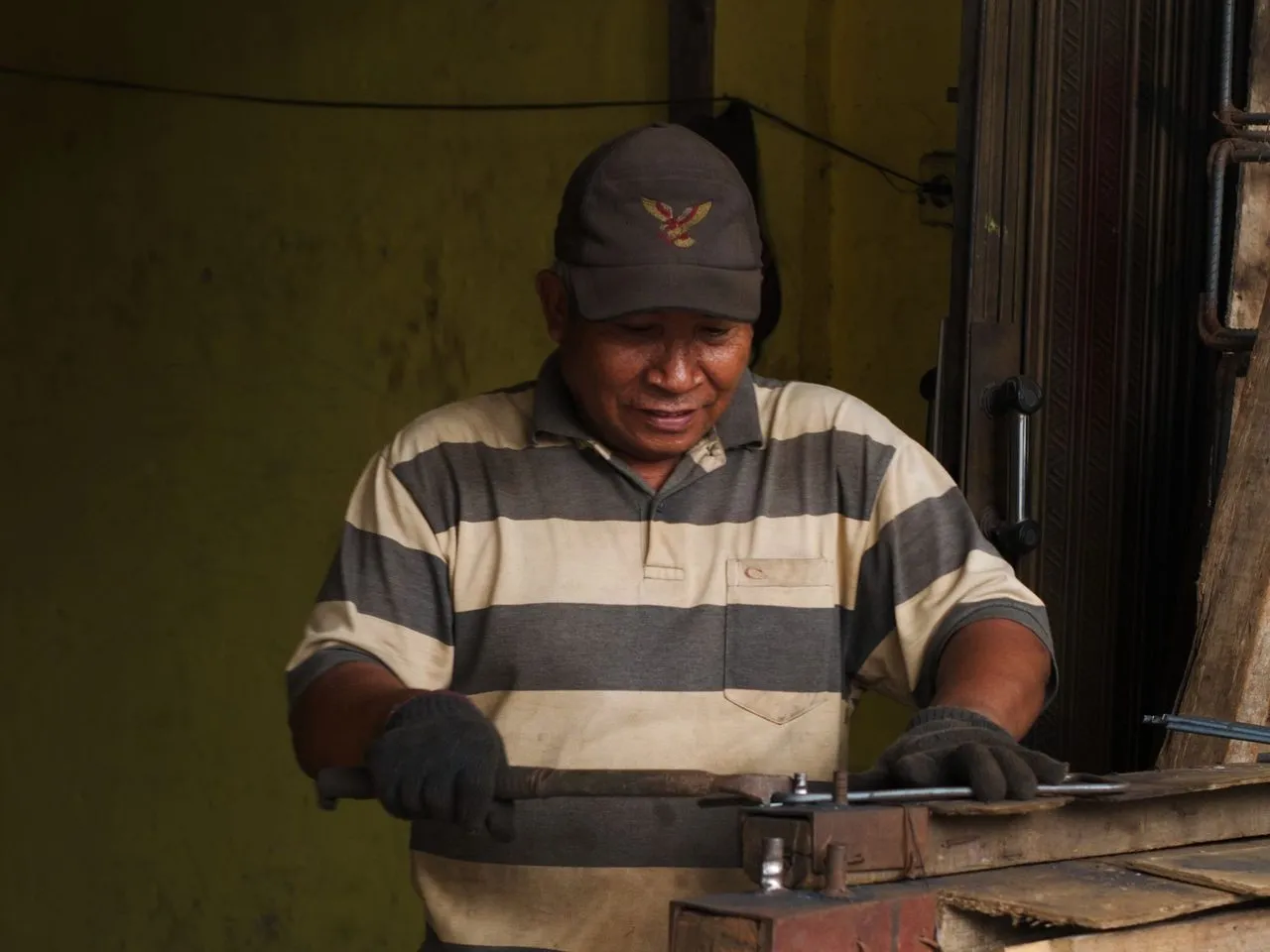 Pekerja bengkel bekerja dengan peralatan