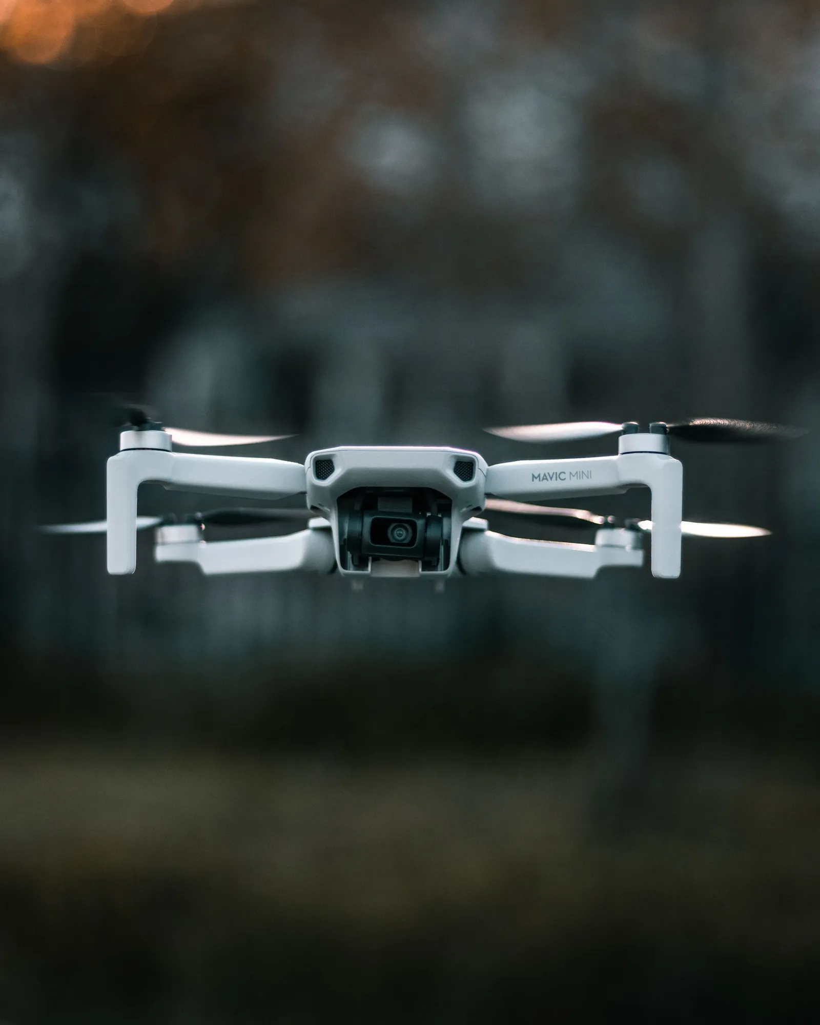 Drone kecil dengan kamera melayang
