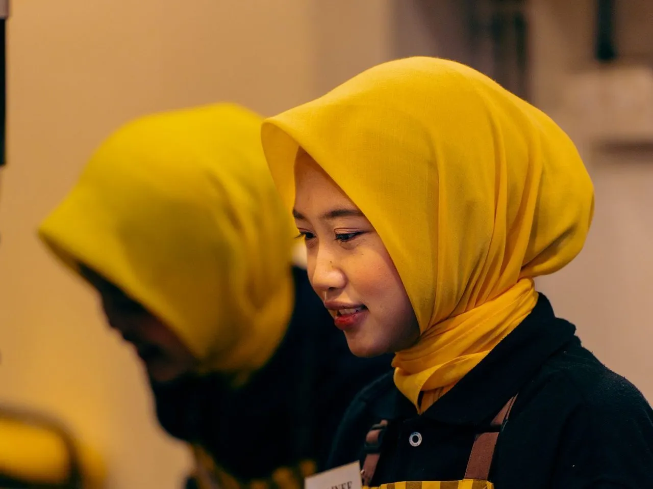 Barista berhijab menyiapkan pesanan
