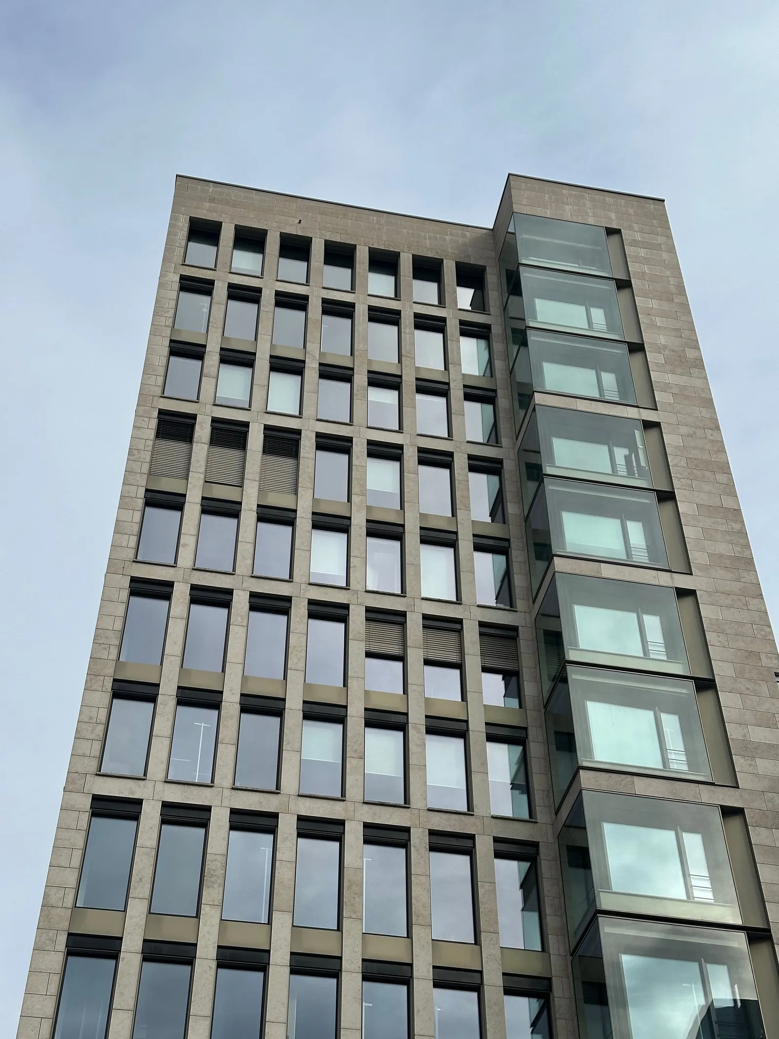 Gedung perkantoran modern dari kaca dan beton