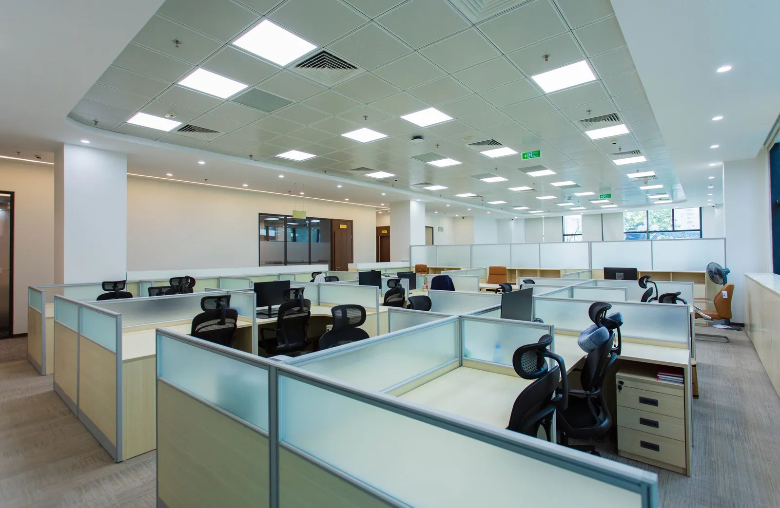 Ruang kantor terbuka dengan meja bersekat
