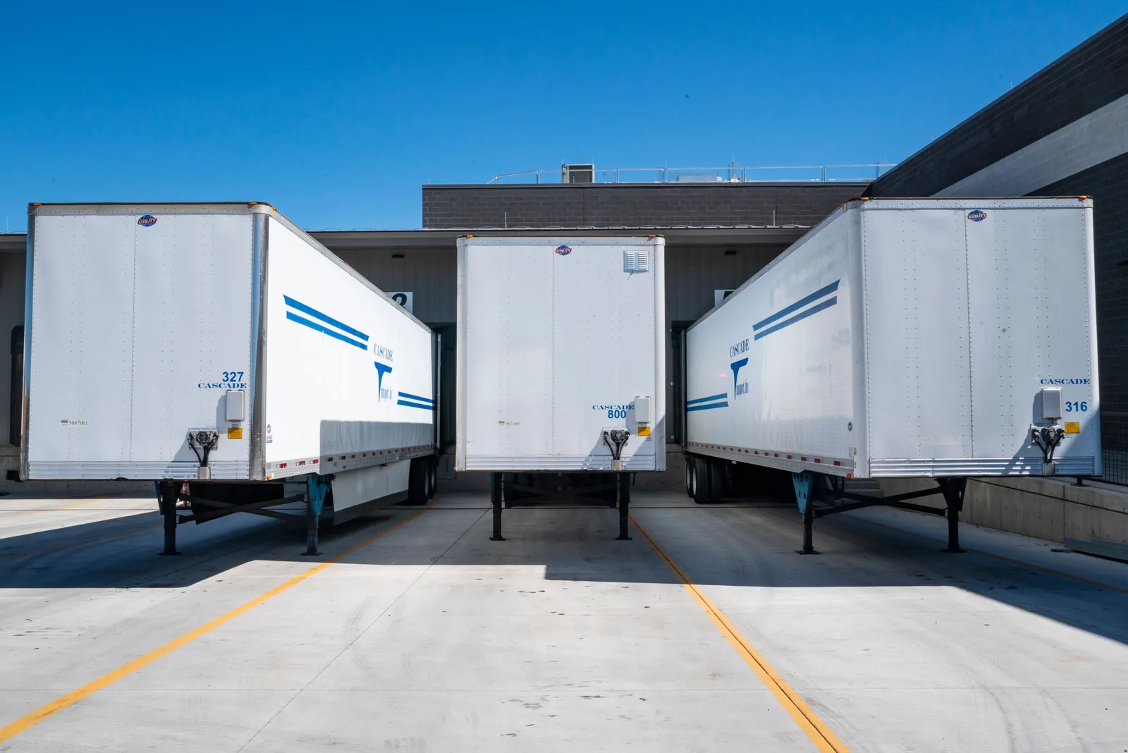 Trailer berderet di dermaga muat