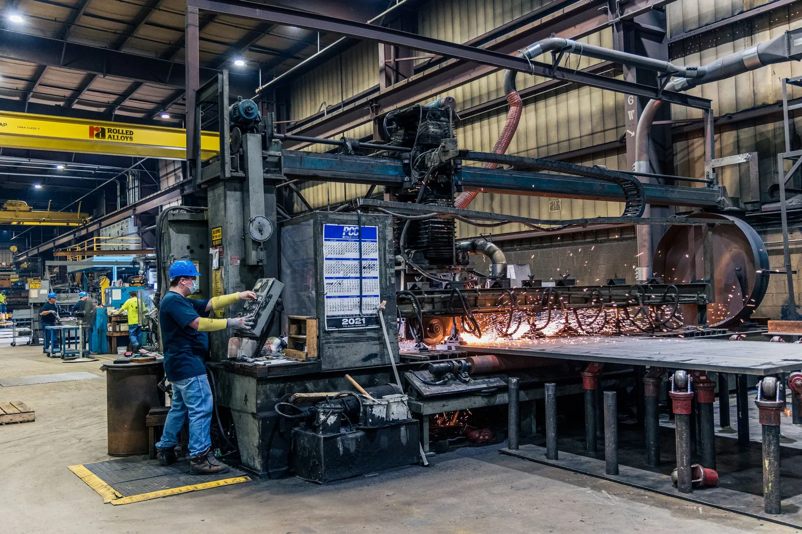 Mesin produksi di lantai pabrik