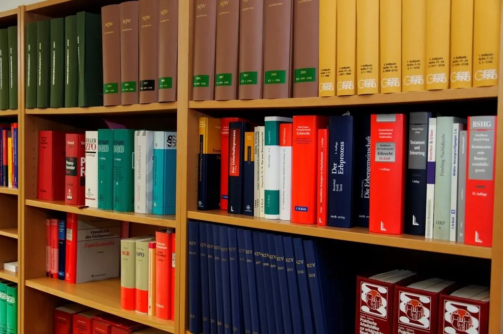 Rak berisi deretan buku dan arsip