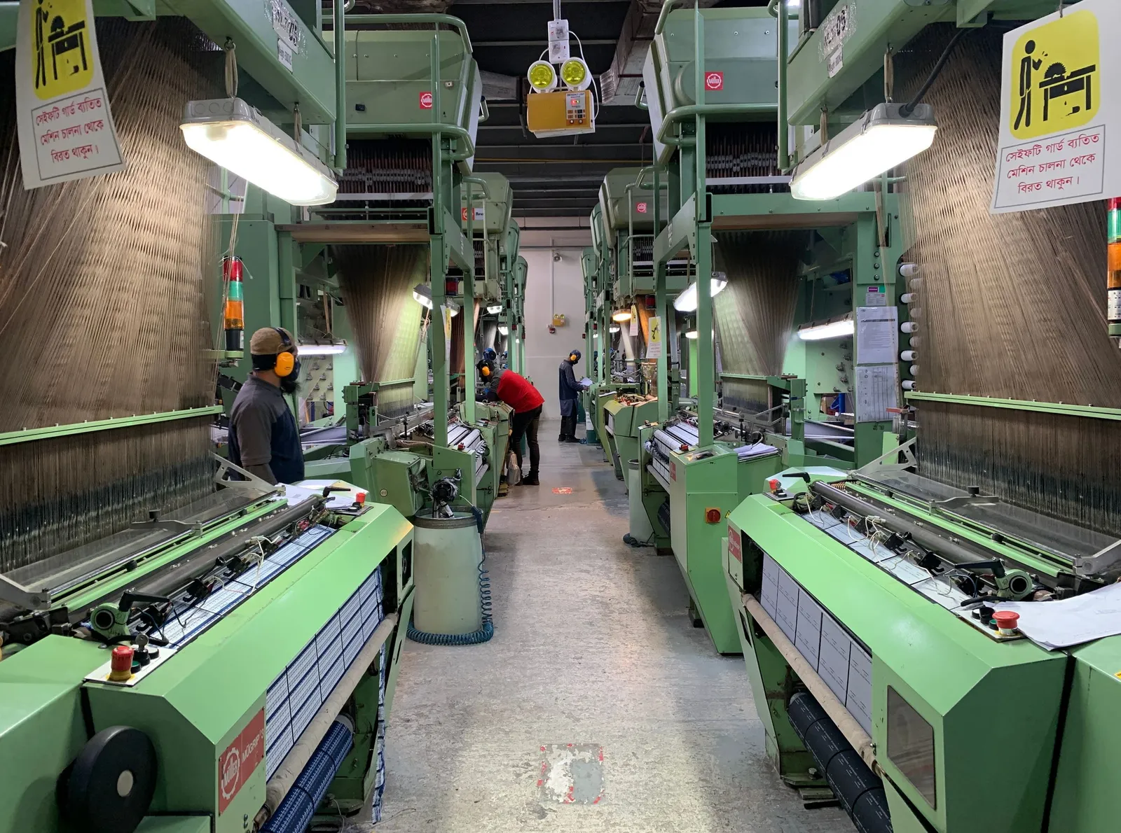Mesin produksi di lantai pabrik tekstil
