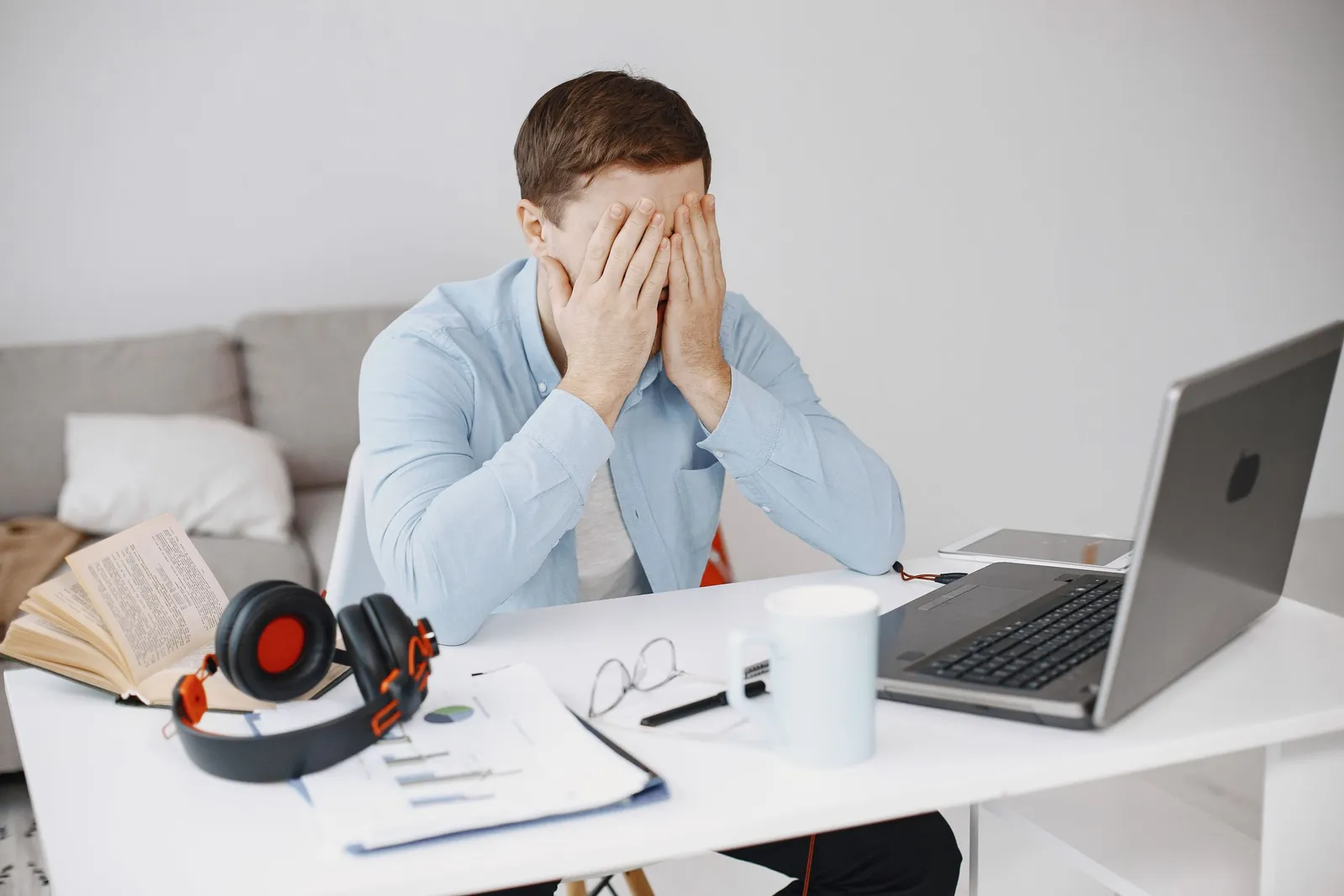 Pria kewalahan bekerja di meja kantor