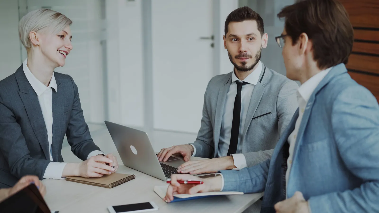 Rapat bisnis profesional di kantor modern