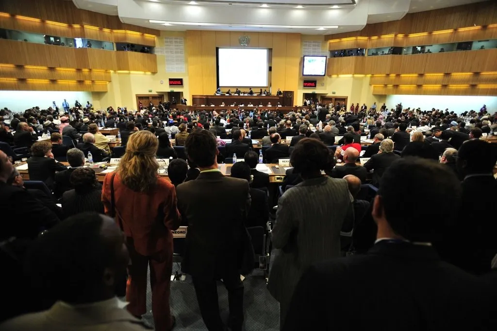 Peserta memadati ruang konferensi besar