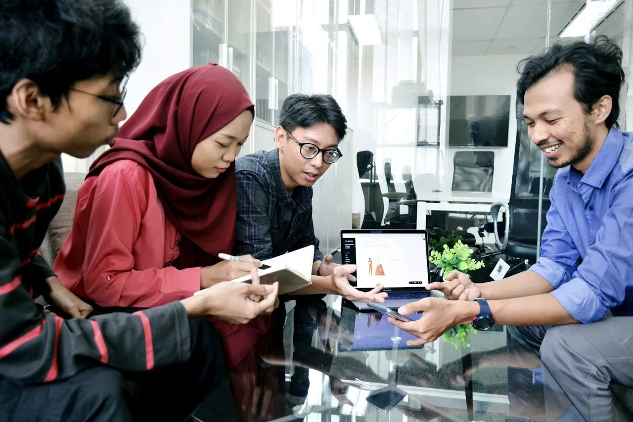 Peserta berdiskusi bersama di depan laptop