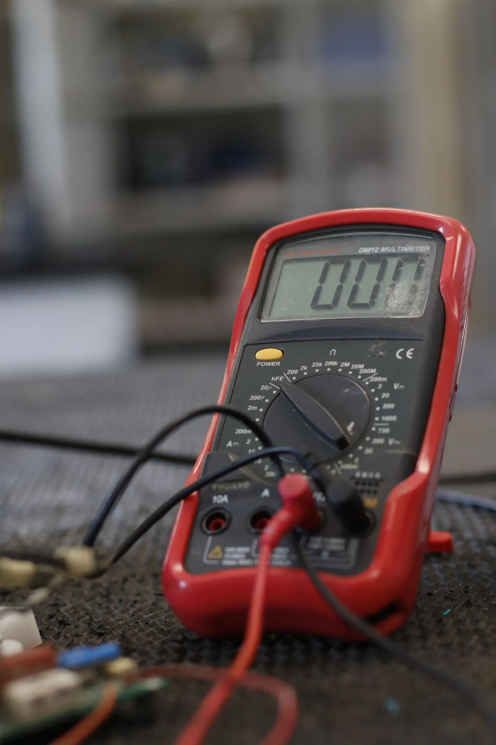 Multimeter digital untuk pengukuran listrik